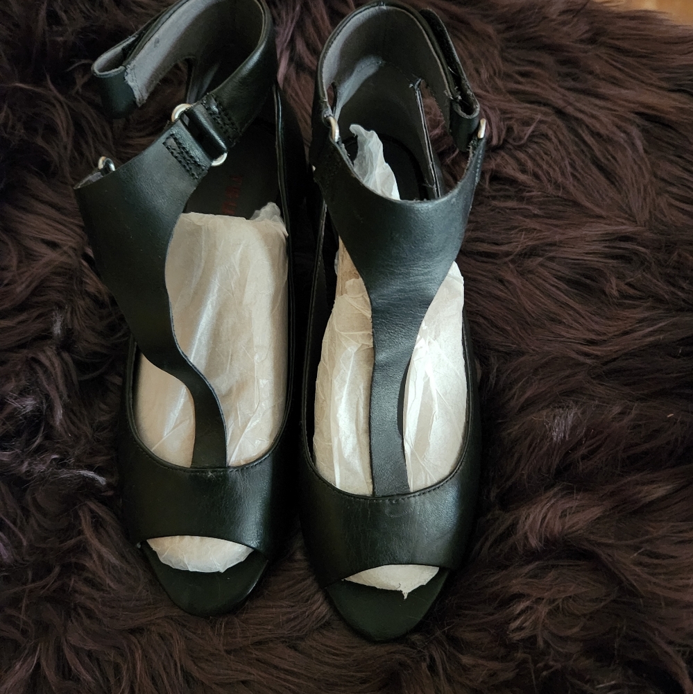 Tsubo peep toe flats